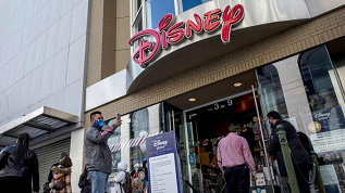 证券股票智能选股软件量化交易市场行情迪士尼关闭了至少20％的迪士尼商店，因为其将重点转移到了电子商务上