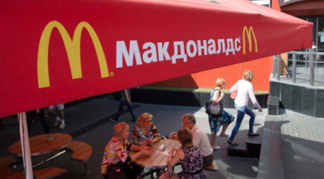 麦当劳在乌克兰战争中保持沉默，与其他美国快餐连锁店相比，对俄罗斯的影响更大